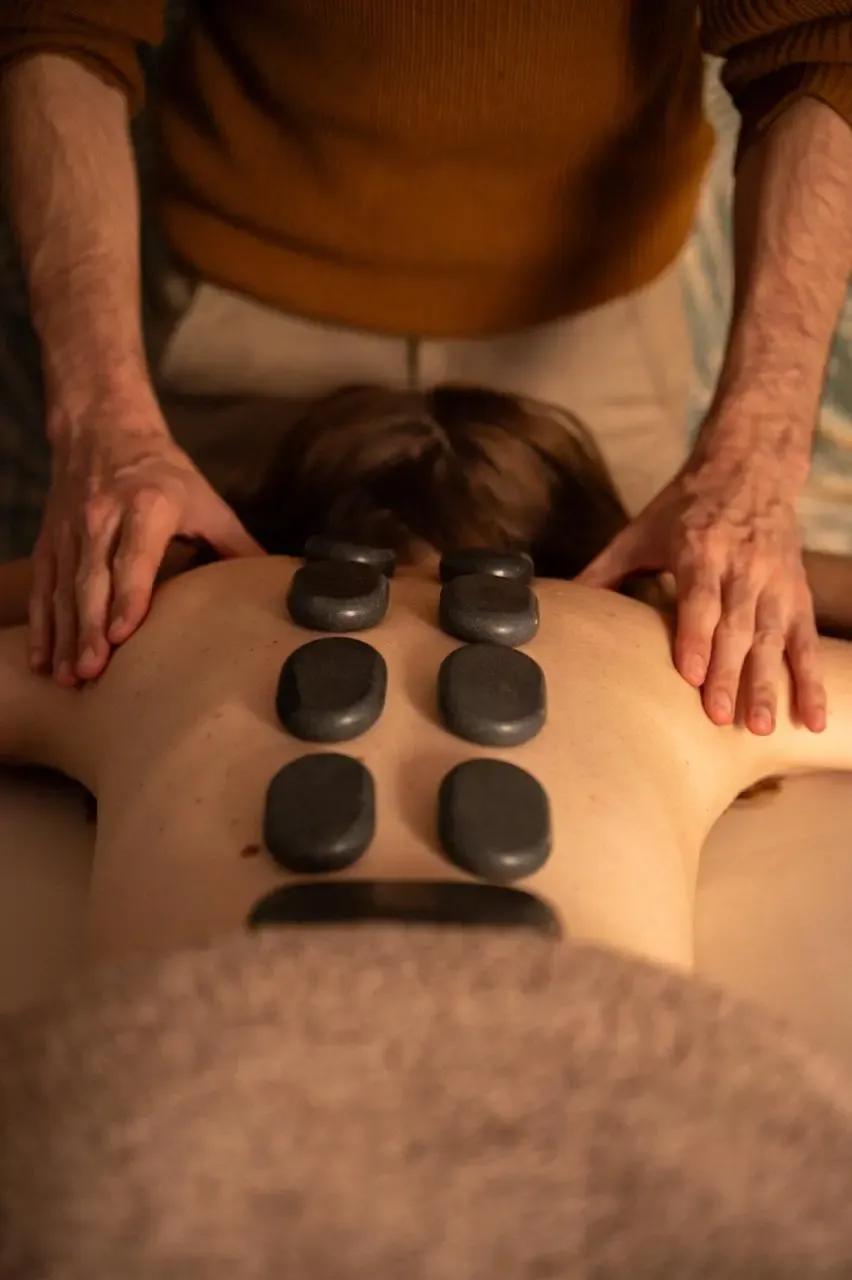 Massage aux pierres chaudes volcaniques