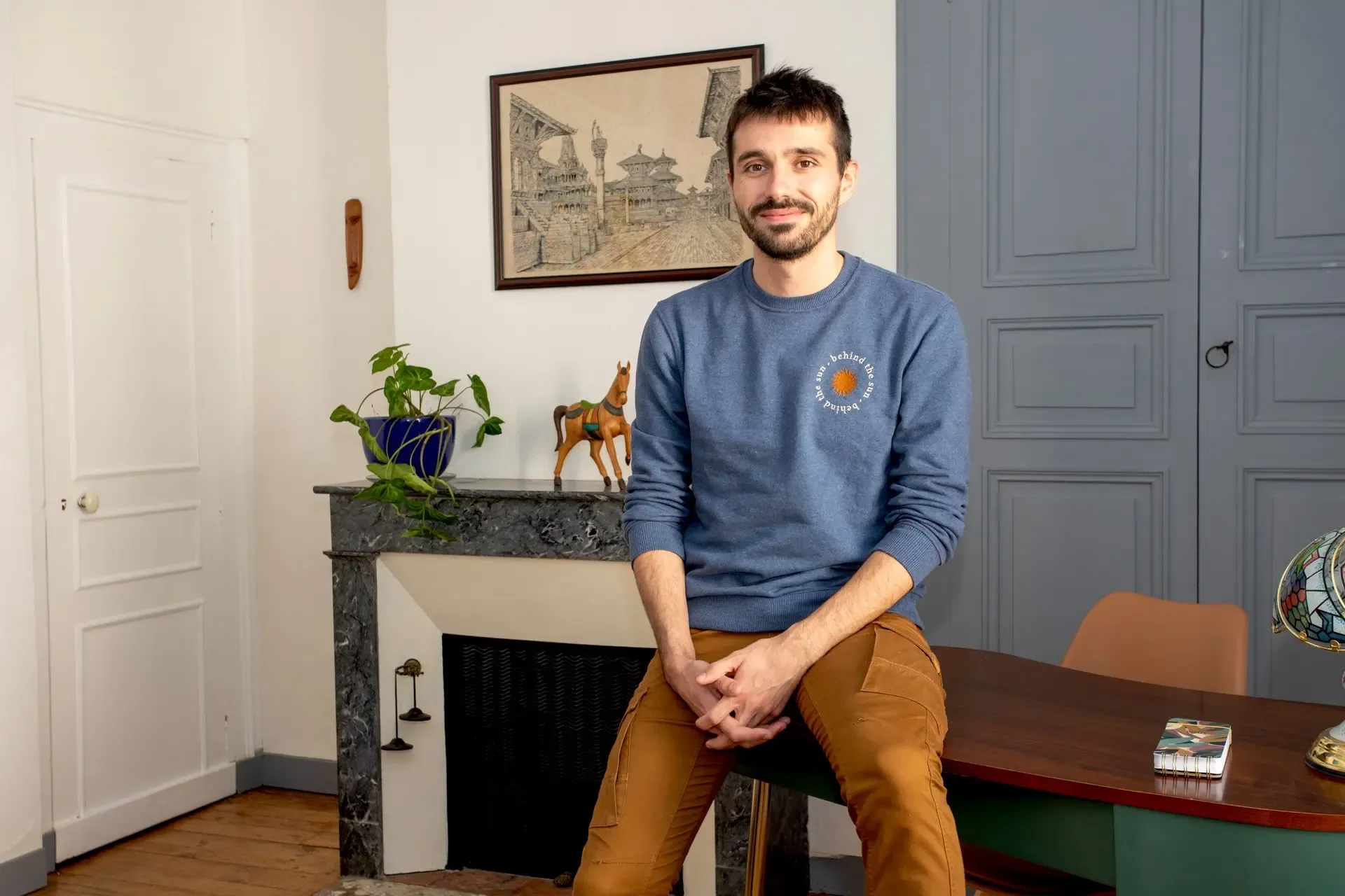Valentin, praticien en massages ayurvédiques, dans un cadre naturel.