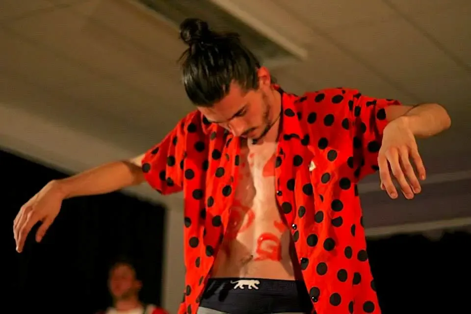 Performance théâtrale - Valentin Lidy sur scène